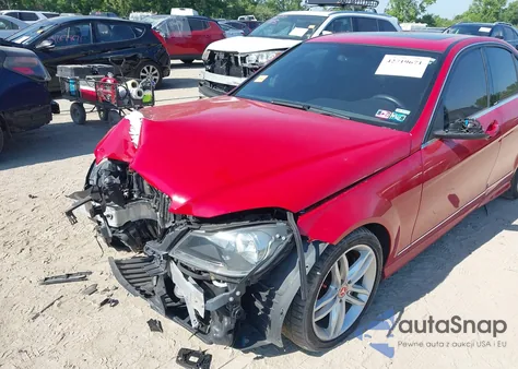 2013 Mercedes-Benz C 300 Luxury 4Matic/Sport 4Matic z USA, uszkodzony, nr VIN WDDGF8AB4DA785799